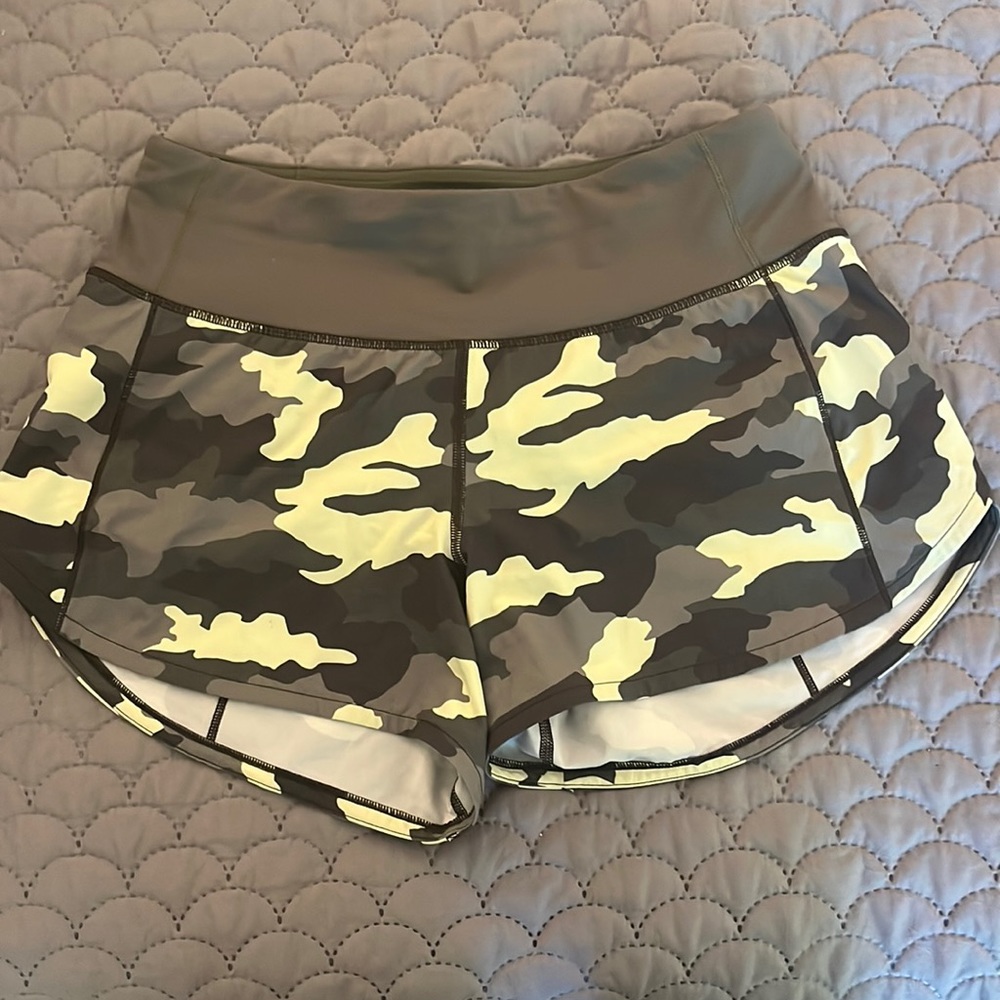 LULU LEMON CAMO SHORTS SIZE 4 TALL